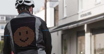 Ford desarrolla una chaqueta con emoji para mejorar la comunicación entre ciclistas y automovilistas
